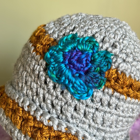 Crochet rolled rim beanie satin yarn medium new - Picture 2 of 6